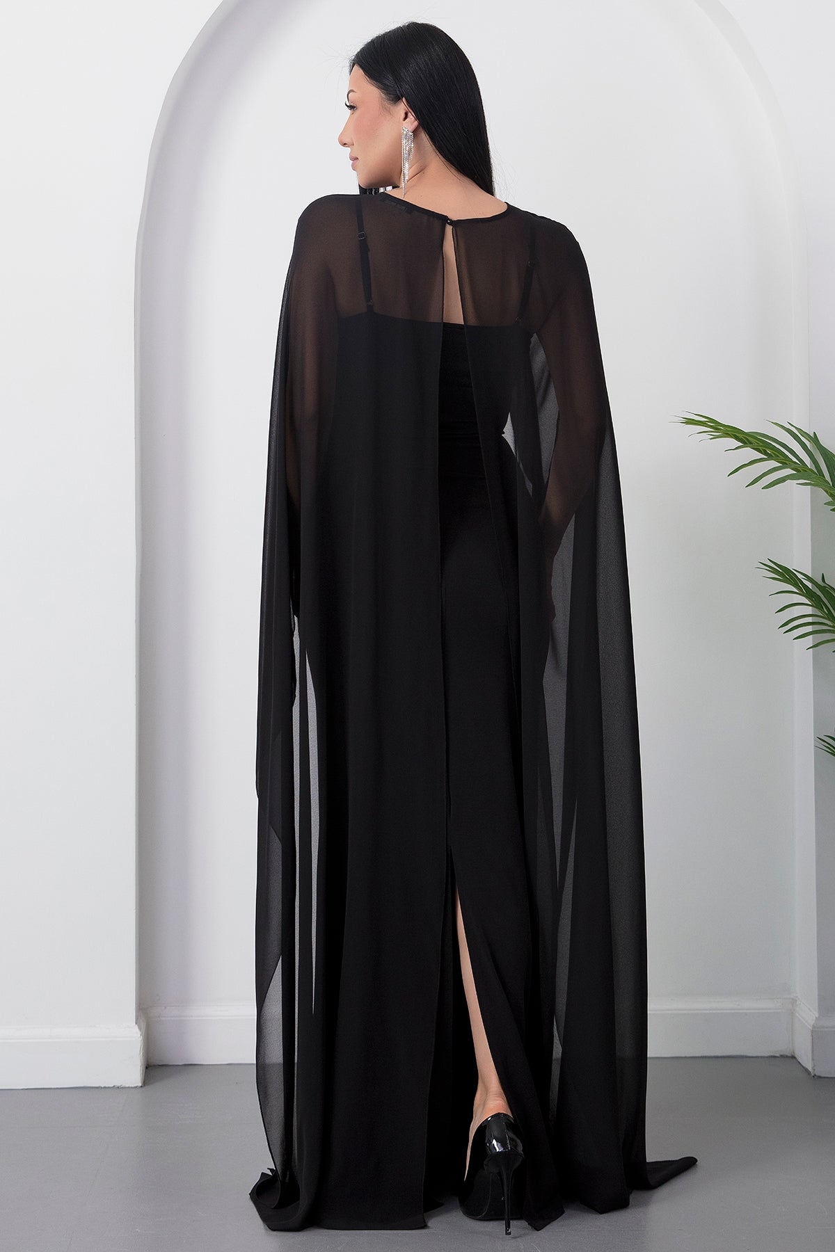Robe Sandy élégante à bretelles, col châle montant