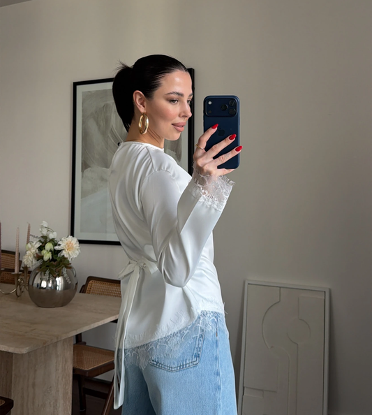 Blouse en satin asymétrique aux détails raffinés ✨