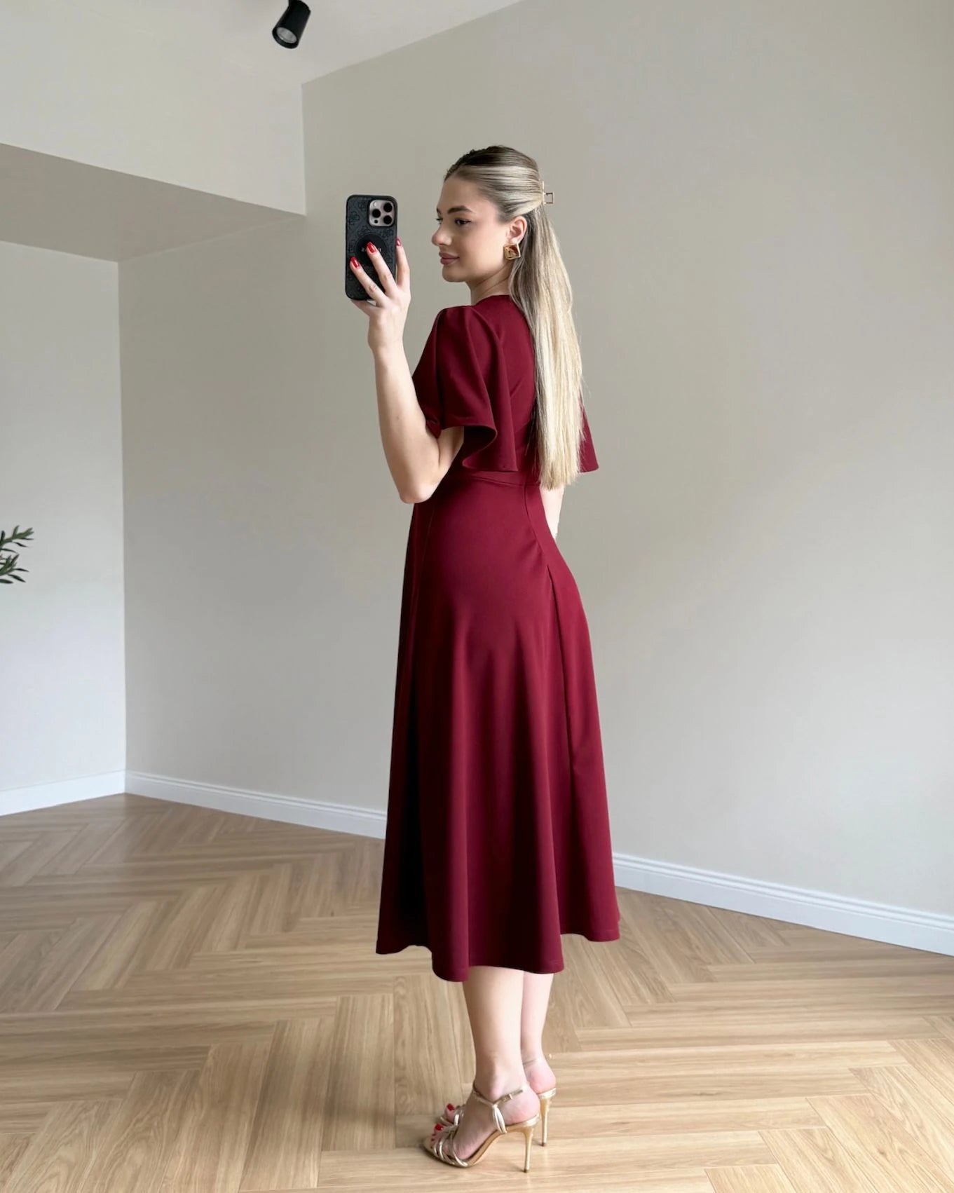 Robe à col croisé avec manches à volants