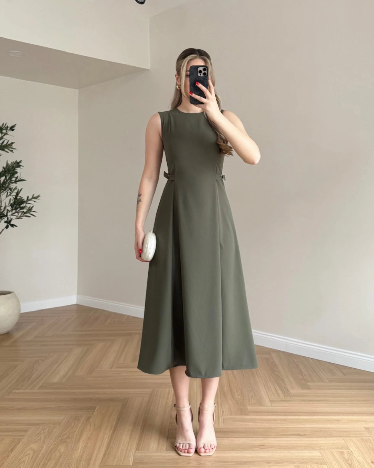 Robe évasée sans manches avec ceinture intégrée
