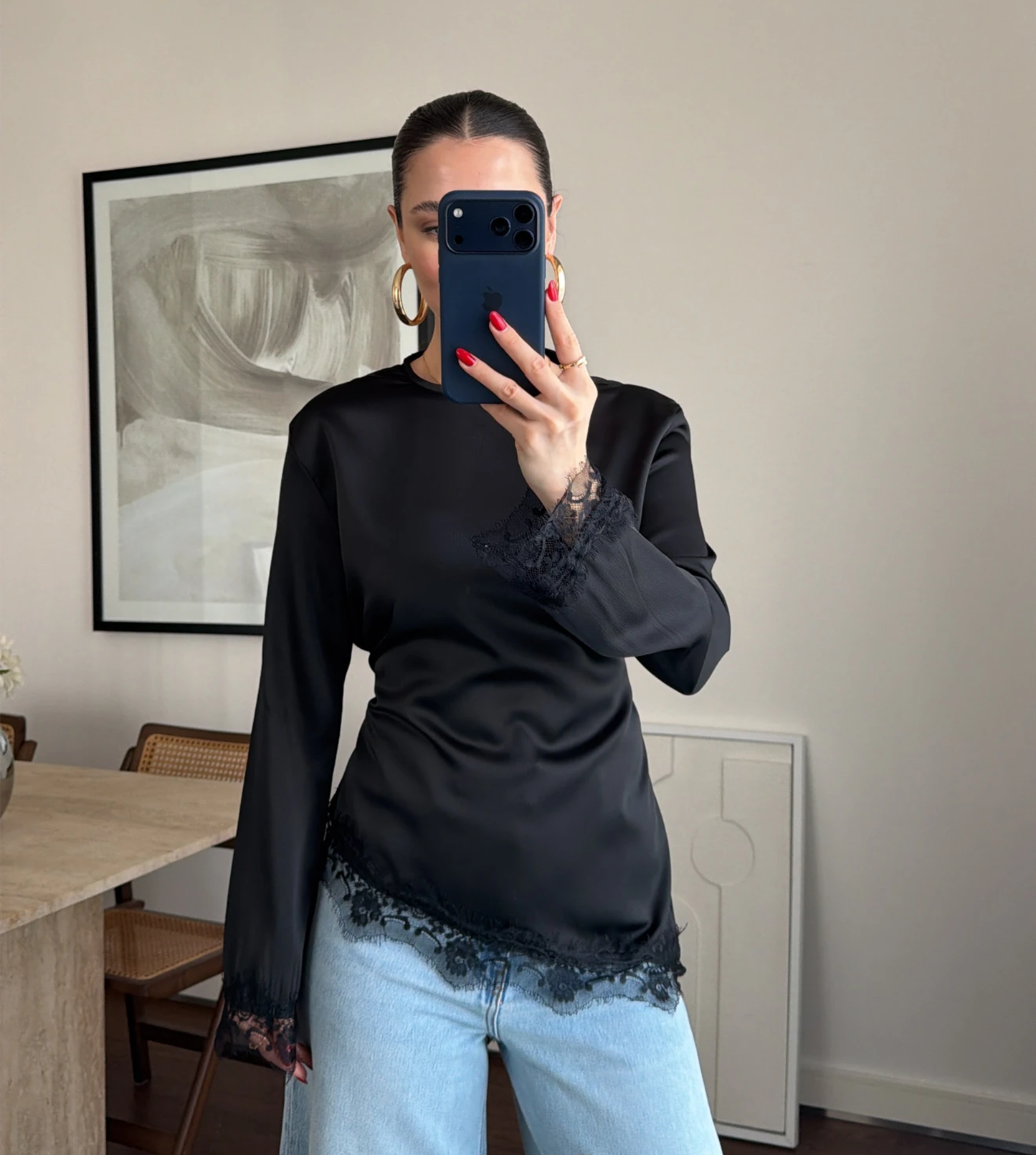 Blouse en satin asymétrique aux détails raffinés ✨