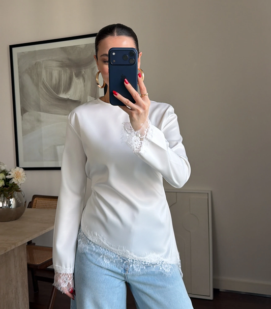 Blouse en satin asymétrique aux détails raffinés ✨