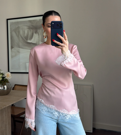 Blouse en satin asymétrique aux détails raffinés ✨