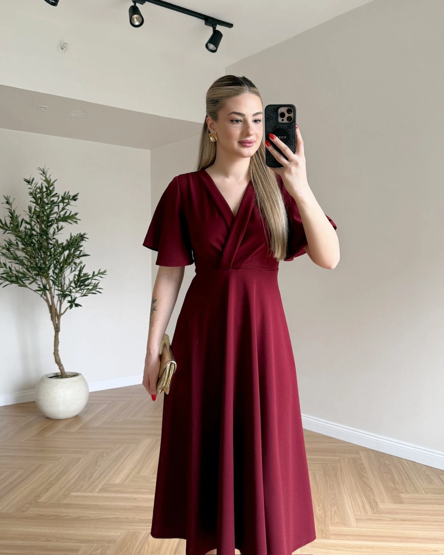 Robe à col croisé avec manches à volants