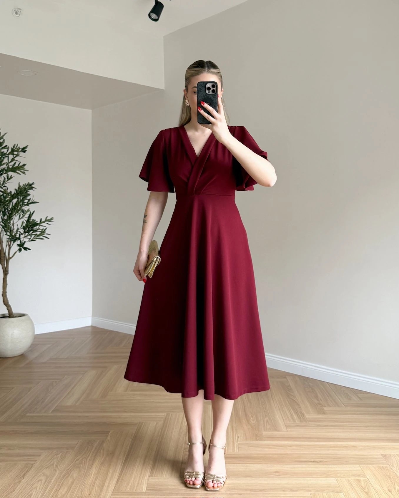 Robe à col croisé avec manches à volants