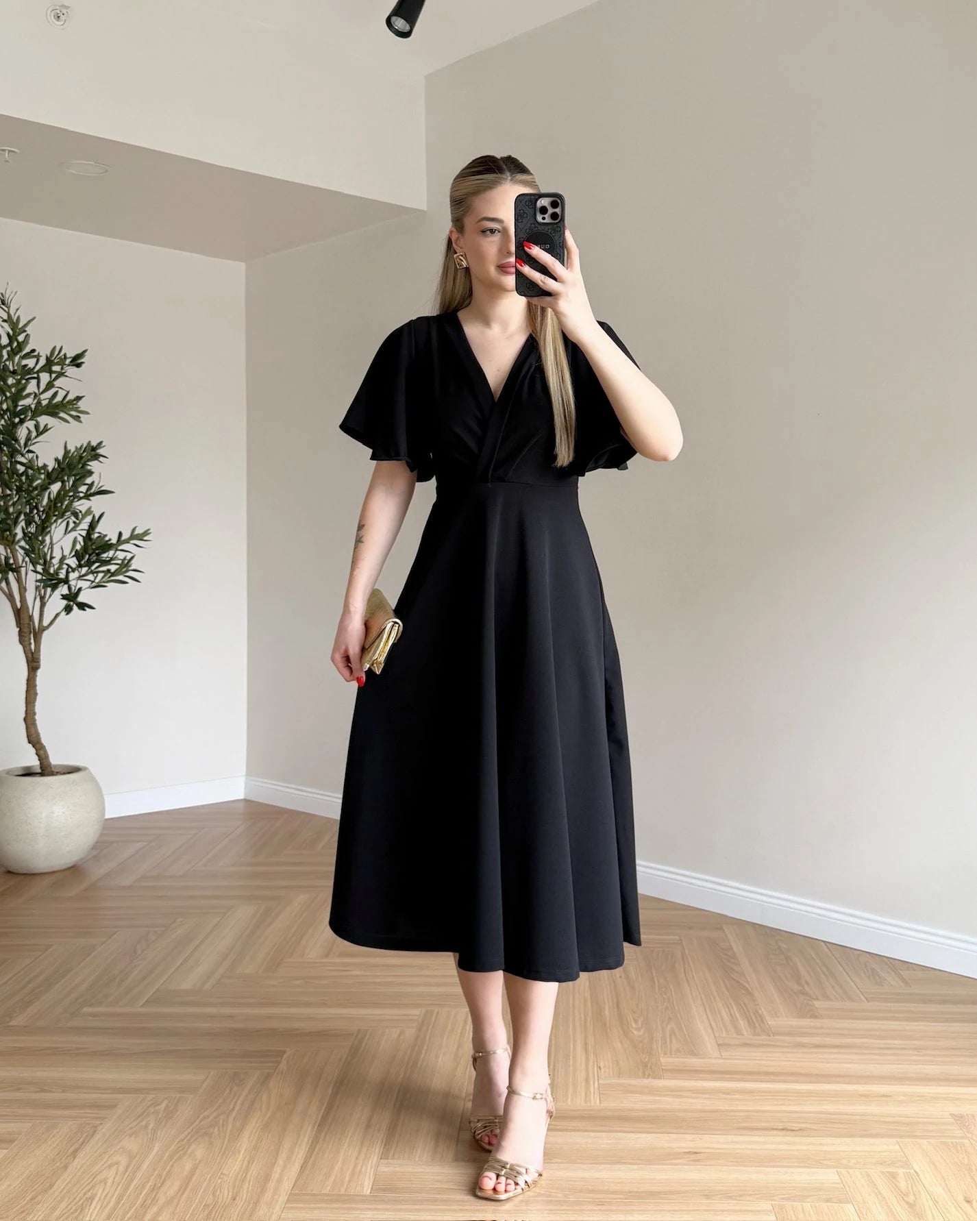 Robe à col croisé avec manches à volants