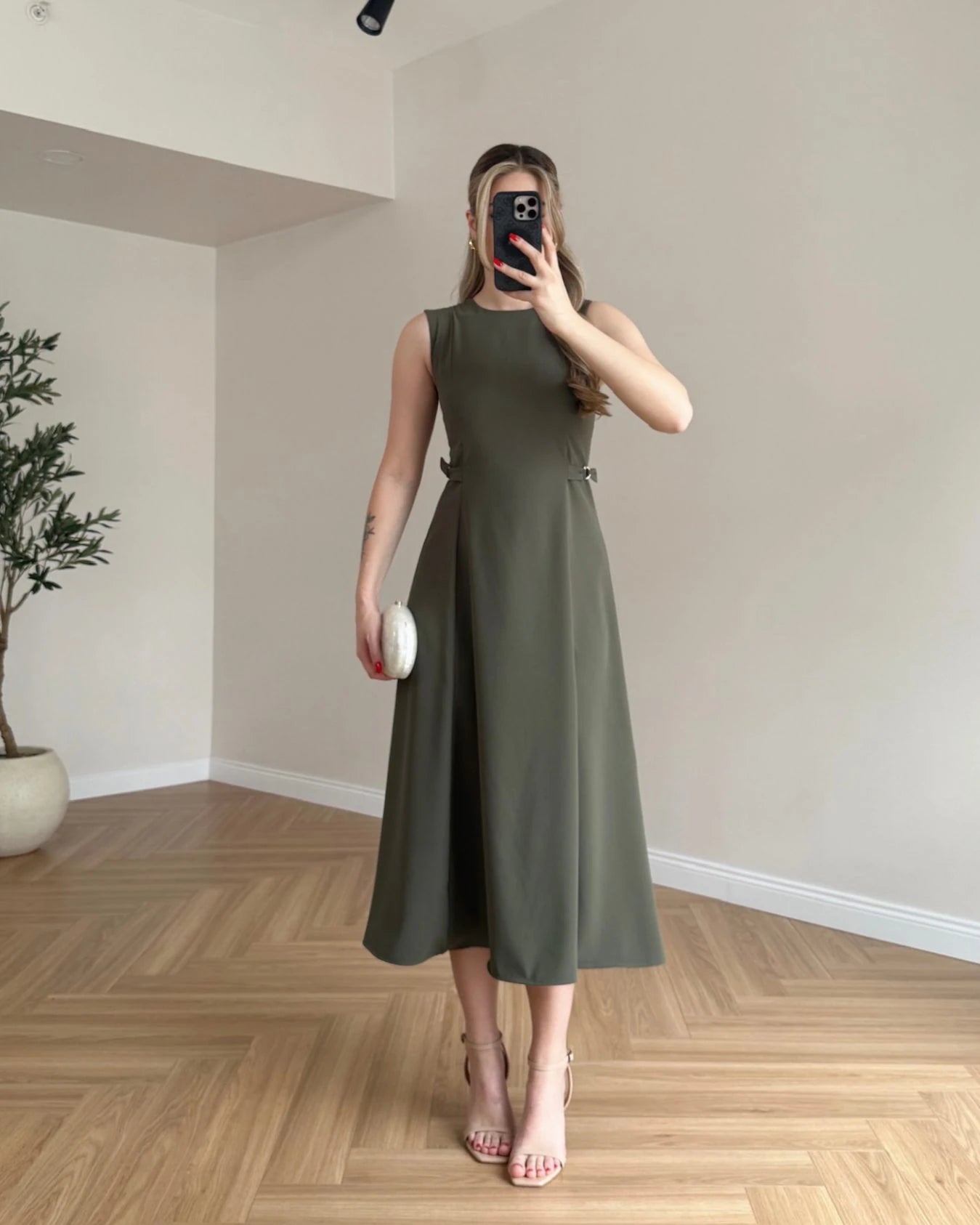 Robe évasée sans manches avec ceinture intégrée