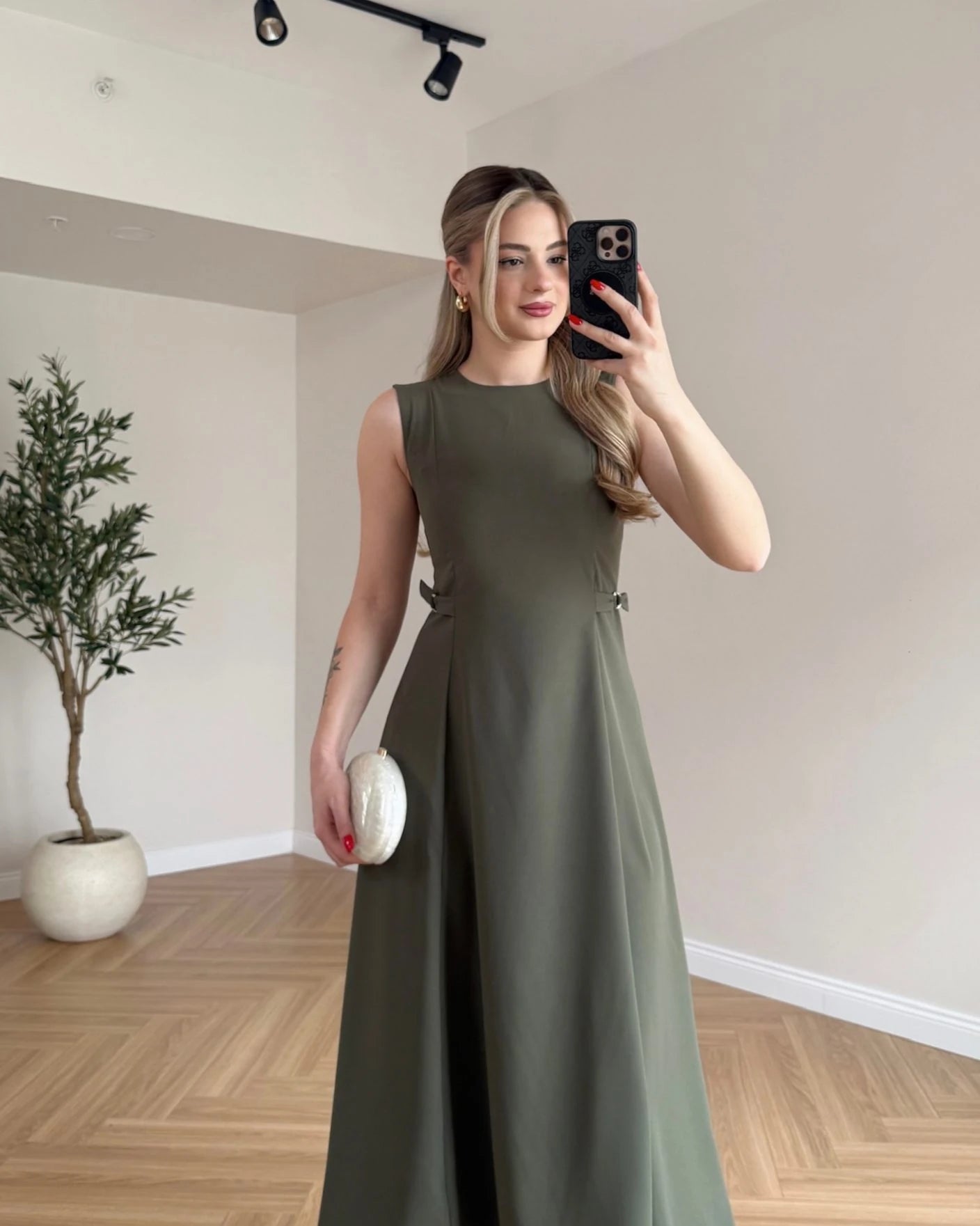 Robe évasée sans manches avec ceinture intégrée