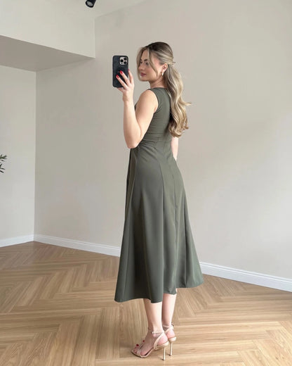 Robe évasée sans manches avec ceinture intégrée