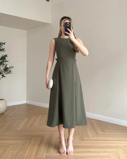 Robe évasée sans manches avec ceinture intégrée