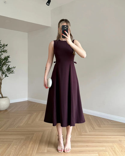 Robe évasée sans manches avec ceinture intégrée