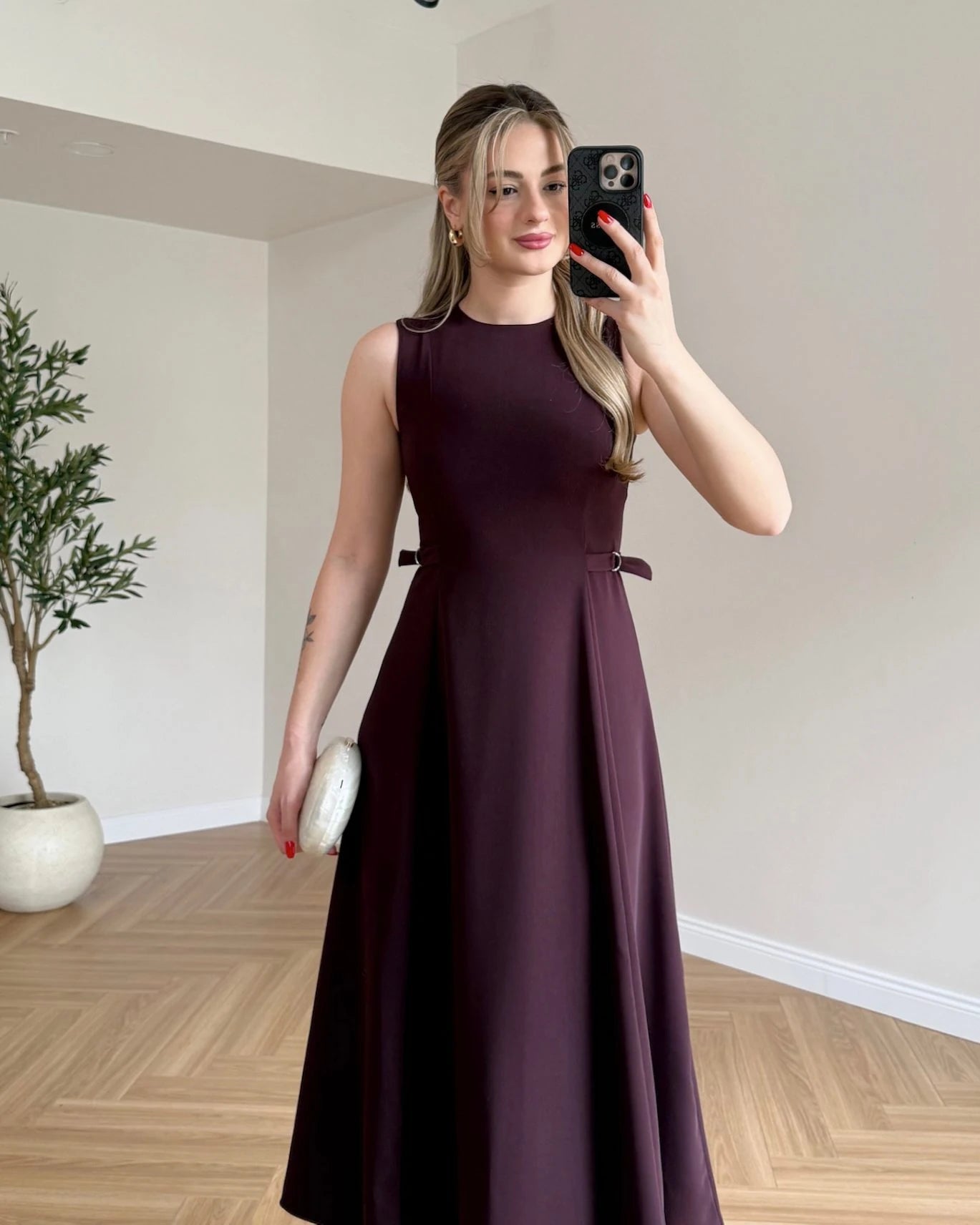 Robe évasée sans manches avec ceinture intégrée