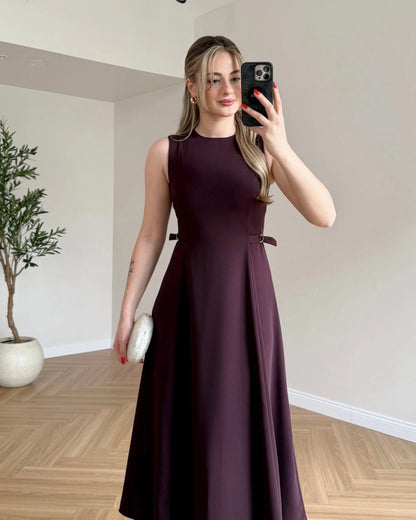 Robe évasée sans manches avec ceinture intégrée