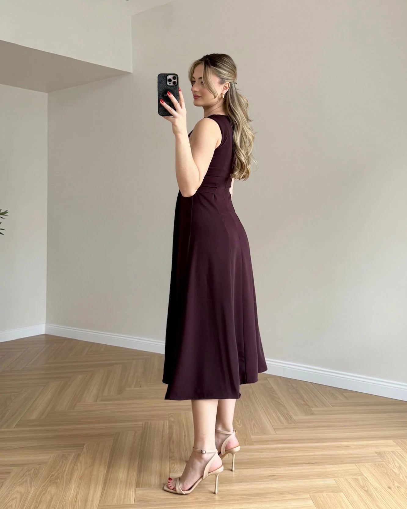 Robe évasée sans manches avec ceinture intégrée