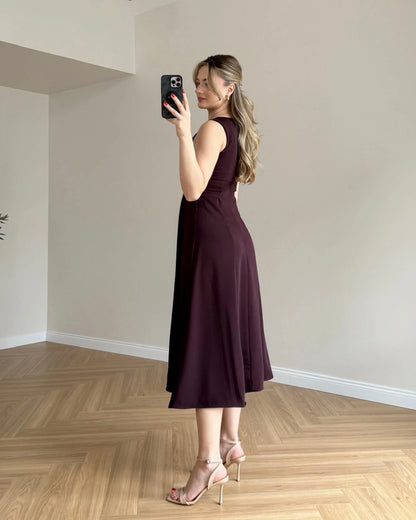 Robe évasée sans manches avec ceinture intégrée