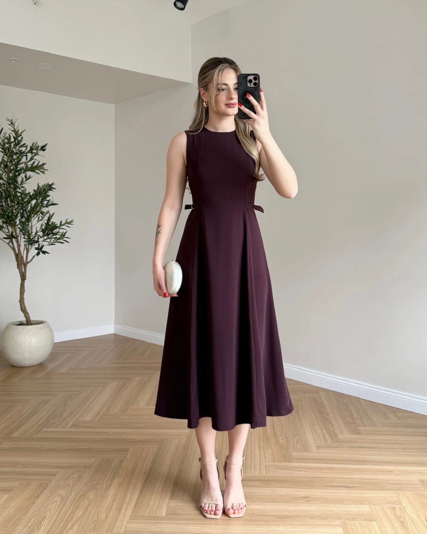 Robe évasée sans manches avec ceinture intégrée