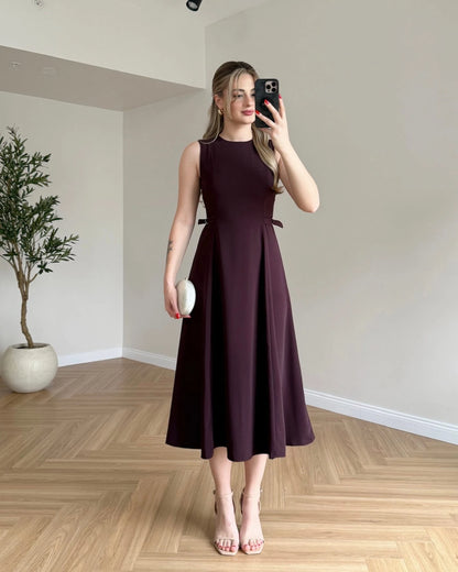 Robe évasée sans manches avec ceinture intégrée