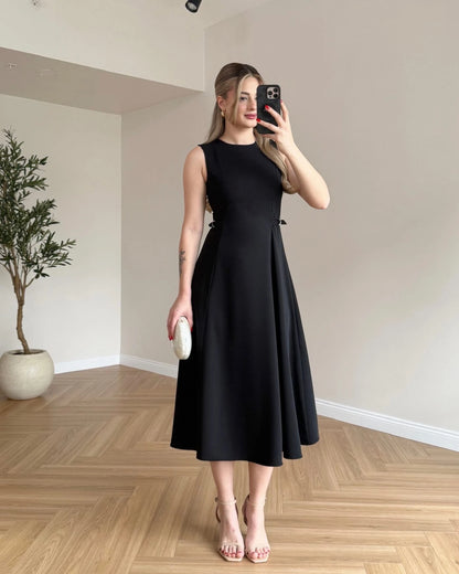 Robe évasée sans manches avec ceinture intégrée