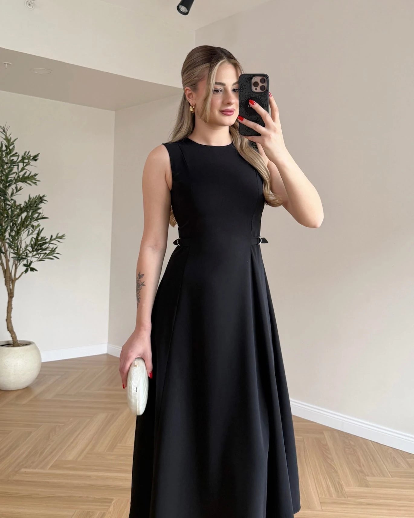 Robe évasée sans manches avec ceinture intégrée