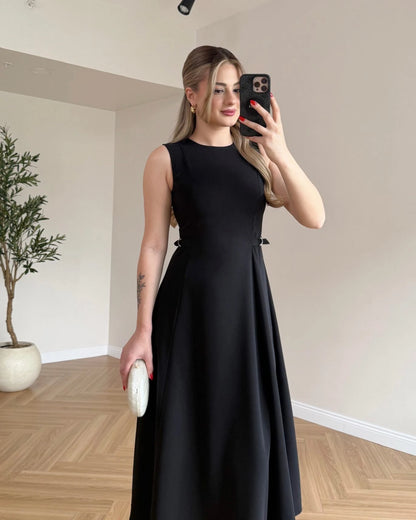 Robe évasée sans manches avec ceinture intégrée