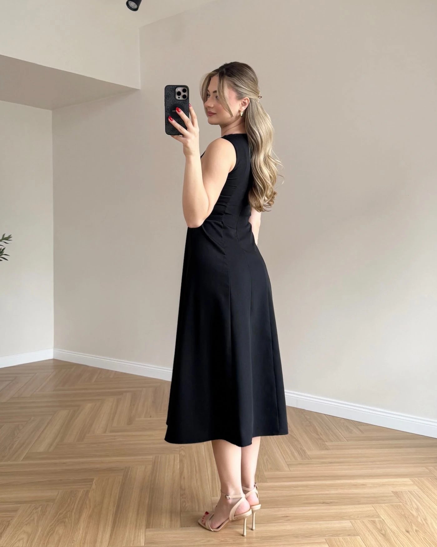 Robe évasée sans manches avec ceinture intégrée