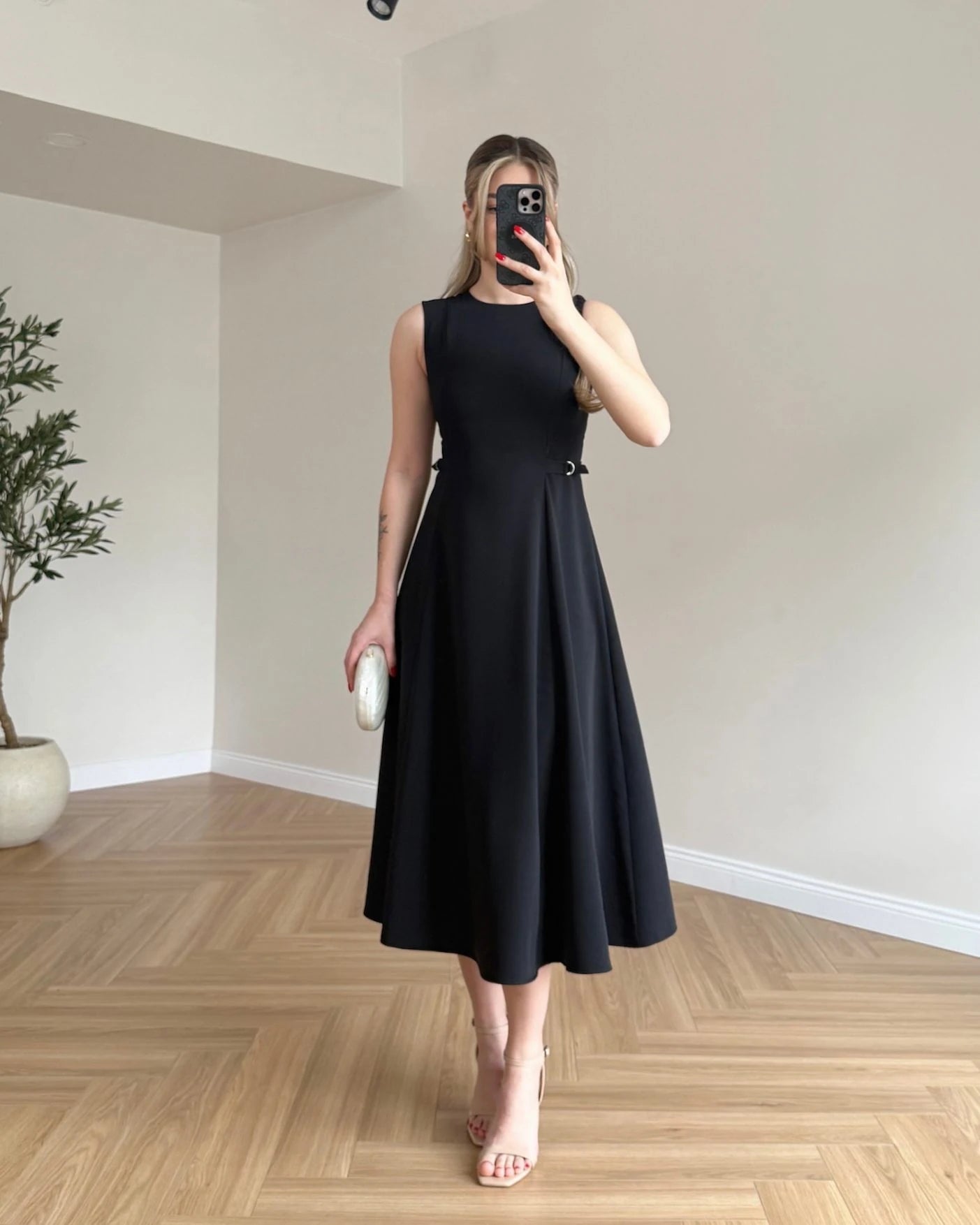 Robe évasée sans manches avec ceinture intégrée